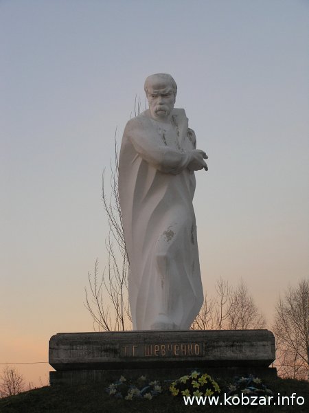 Пам'ятник Т.Г.Шевченку у с.Попельники Снятинського району Івано-Франківської області.