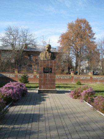 Погруддя Т.Г.Шевченка у м.Нові Санжари Полтавської областi. Фото надіслав Голеня Олександр (м.Київ)