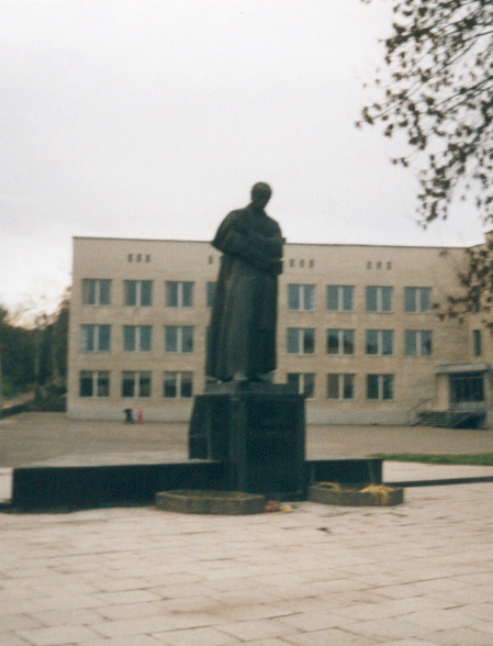 Пам'ятник Т.Г.Шевченку у місті Перемишляни Львівської області.  Фотографував Роман Захарій (надіслано з м.Берген, Норвегія).