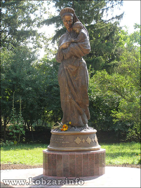 с. Моринці Звенигородського р-ну Черкаської обл. Пам’ятник матері Т.Шевченка – Катерині Якимівні Бойко.